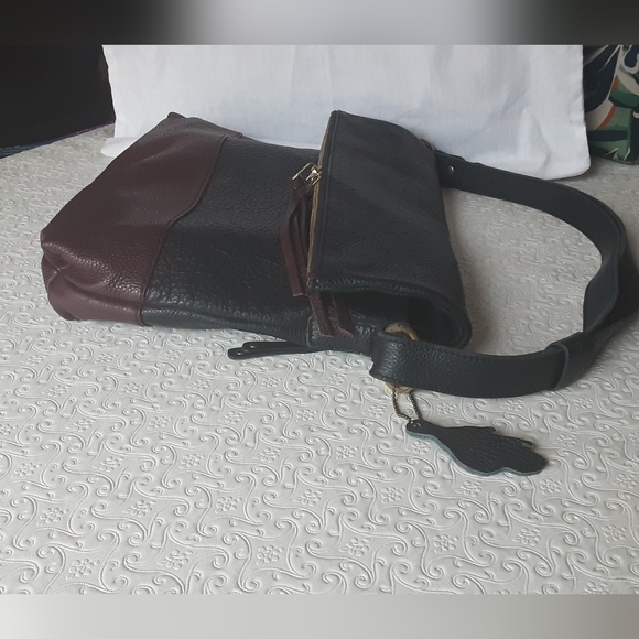 $$$ SALE $$$ NEW Roots Navy & Wine Pebbled Leather - Picture 6 of 13